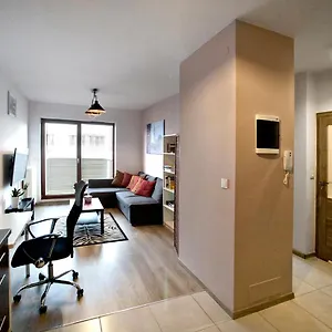 https://airport-okecie-klobucka-po-serviced-apartments.warsawhotelspoland.com